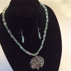 Lightweight jewelry set.